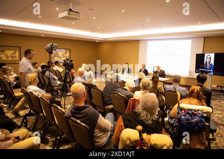 Genève, Suisse. 19 juin 2024. De gauche à droite, le professeur Javaid Rehman, Tahar Boumedra et le juge Wolfgang Schomburg prennent la parole lors de la conférence de presse sur le massacre de 1988 en Iran. Lors d'une conférence de presse à Genève, des experts de l'ONU et un ancien juge de l'ONU exposent les détails horribles du massacre de 30 000 prisonniers politiques en 1988, dont la plupart étaient membres et sympathisants des Moudjahidin-e Khalq (OMPI/MEK). (Photo de Siavosh Hosseini/SOPA images/Sipa USA) crédit : Sipa USA/Alamy Live News Banque D'Images