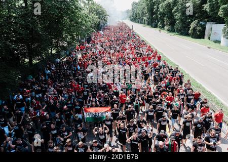 Stuttgart, Stuttgart. 19 juin 2024. Dans une démonstration d'unité et de passion pour le football, les supporters allemands et hongrois se sont réunis à Stuttgart le 19 juin 2024 pour soutenir leurs équipes dans le match de l'UEFA EURO 2024. Les drapeaux allemands et hongrois ont été tenus en hauteur tandis que les fans des deux côtés chantaient et chantaient, créant une scène vibrante et festive. (Photo de Ralph Pache/PRESSCOV/SIPA USA) crédit : SIPA USA/Alamy Live News Banque D'Images