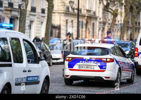 Paris, France. 12 juin 2024. Une voiture de police traverse la ville assurant la sécurité à Paris, France le 12 juin 2024. La police nationale française en action. Crédit : Victor Joly/Alamy Live News Banque D'Images