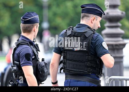 Paris, France. 12 juin 2024. Policiers en uniforme assurant la sécurité à Paris, France, le 12 juin 2024. La police nationale française en action. Crédit : Victor Joly/Alamy Live News Banque D'Images