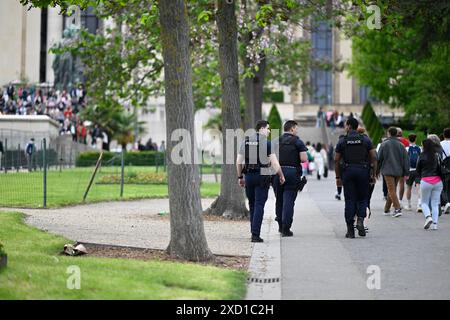 Paris, France. 12 juin 2024. Policiers en uniforme assurant la sécurité à Paris, France, le 12 juin 2024. La police nationale française en action. Crédit : Victor Joly/Alamy Live News Banque D'Images