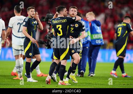 L'écossais Andrew Robertson (à gauche) embrasse Anthony Ralston après le match du Groupe A De l'UEFA Euro 2024 au stade de Cologne, en Allemagne. Date de la photo : mercredi 19 juin 2024. Banque D'Images