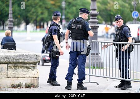 Paris, France. 12 juin 2024. Policiers en uniforme assurant la sécurité à Paris, France, le 12 juin 2024. La police nationale française en action. Crédit : Victor Joly/Alamy Live News Banque D'Images