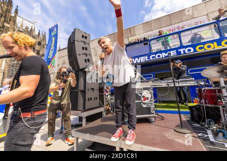 UEFA EURO 2024 - Journée Schottland - Schweiz in Köln 19.06.2024 Die kölsche Mundart Band Kasalla geben ein Überraschungskonzert vor dem UEFA bus auf dem Roncalliplatz vor dem Kölner Dom Köln Innenstadt Nordrhein-Westfalen Deutschland *** UEFA EURO 2024 Journée Écosse Suisse à Cologne 19 06 2024 The Cologne dialecte band Kasalla donne un concert surprise devant le bus de l'UEFA sur Roncalliplatz devant la cathédrale de Cologne centre-ville de Cologne Rhénanie du Nord-Westphalie Allemagne Copyright : xBonn.digitalx/xMarcxJohnx Banque D'Images