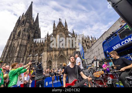 UEFA EURO 2024 - Journée Schottland - Schweiz in Köln 19.06.2024 Die kölsche Mundart Band Kasalla geben ein Überraschungskonzert vor dem UEFA bus auf dem Roncalliplatz vor dem Kölner Dom Köln Innenstadt Nordrhein-Westfalen Deutschland *** UEFA EURO 2024 Journée Écosse Suisse à Cologne 19 06 2024 The Cologne dialecte band Kasalla donne un concert surprise devant le bus de l'UEFA sur Roncalliplatz devant la cathédrale de Cologne centre-ville de Cologne Rhénanie du Nord-Westphalie Allemagne Copyright : xBonn.digitalx/xMarcxJohnx Banque D'Images