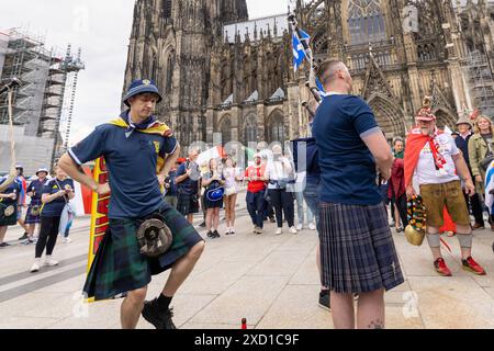 UEFA EURO 2024 - Journée Schottland - Schweiz in Köln 19.06.2024 Die schottische The Tartan Amry auf dem Roncalliplatz vor dem Kölner Dom Köln Innenstadt Nordrhein-Westfalen Deutschland *** UEFA EURO 2024 Journée Scotland Switzerland in Cologne 19 06 2024 The Scottish The Tartan Amry on Roncalliplatz en face de Cologne cathédrale Cologne centre-ville Rhénanie du Nord-Westphalie Allemagne Copyright : xBonn.digitalx/xMarcxJohnx Banque D'Images