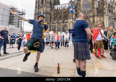 UEFA EURO 2024 - Journée Schottland - Schweiz in Köln 19.06.2024 Die schottische The Tartan Amry auf dem Roncalliplatz vor dem Kölner Dom Köln Innenstadt Nordrhein-Westfalen Deutschland *** UEFA EURO 2024 Journée Scotland Switzerland in Cologne 19 06 2024 The Scottish The Tartan Amry on Roncalliplatz en face de Cologne cathédrale Cologne centre-ville Rhénanie du Nord-Westphalie Allemagne Copyright : xBonn.digitalx/xMarcxJohnx Banque D'Images