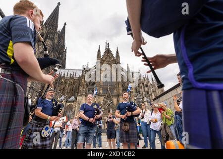 UEFA EURO 2024 - Journée Schottland - Schweiz in Köln 19.06.2024 Die schottische The Tartan Amry auf dem Roncalliplatz vor dem Kölner Dom Köln Innenstadt Nordrhein-Westfalen Deutschland *** UEFA EURO 2024 Journée Scotland Switzerland in Cologne 19 06 2024 The Scottish The Tartan Amry on Roncalliplatz en face de Cologne cathédrale Cologne centre-ville Rhénanie du Nord-Westphalie Allemagne Copyright : xBonn.digitalx/xMarcxJohnx Banque D'Images