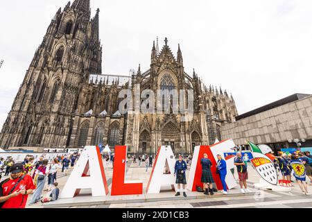 UEFA EURO 2024 - Journée Schottland - Schweiz in Köln 19.06.2024 Schottische fans auf dem Roncalliplatz vor dem Kölner Dom Köln Innenstadt Nordrhein-Westfalen Deutschland *** UEFA EURO 2024 Journée Écosse Suisse à Cologne 19 06 2024 fans écossais sur Roncalliplatz en face de la cathédrale de Cologne centre-ville Rhénanie du Nord-Westphalie Allemagne Copyright : xBonn.digitalx/xMarcxJohnx Banque D'Images