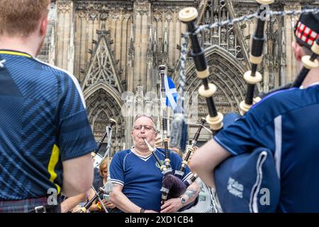 UEFA EURO 2024 - Journée Schottland - Schweiz in Köln 19.06.2024 Die schottische The Tartan Amry auf dem Roncalliplatz vor dem Kölner Dom Köln Innenstadt Nordrhein-Westfalen Deutschland *** UEFA EURO 2024 Journée Scotland Switzerland in Cologne 19 06 2024 The Scottish The Tartan Amry on Roncalliplatz en face de Cologne cathédrale Cologne centre-ville Rhénanie du Nord-Westphalie Allemagne Copyright : xBonn.digitalx/xMarcxJohnx Banque D'Images