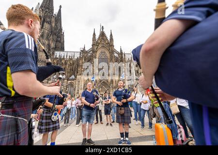 UEFA EURO 2024 - Journée Schottland - Schweiz in Köln 19.06.2024 Die schottische The Tartan Amry auf dem Roncalliplatz vor dem Kölner Dom Köln Innenstadt Nordrhein-Westfalen Deutschland *** UEFA EURO 2024 Journée Scotland Switzerland in Cologne 19 06 2024 The Scottish The Tartan Amry on Roncalliplatz en face de Cologne cathédrale Cologne centre-ville Rhénanie du Nord-Westphalie Allemagne Copyright : xBonn.digitalx/xMarcxJohnx Banque D'Images