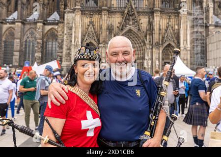 UEFA EURO 2024 - Journée Schottland - Schweiz in Köln 19.06.2024 Schweiz schottische Freundschaft - Die schottische The Tartan Amry auf dem Roncalliplatz vor dem Kölner Dom Köln Innenstadt Nordrhein-Westfalen Deutschland *** UEFA EURO 2024 Journée Écosse Suisse à Cologne 19 06 2024 Suisse amitié écossaise The Scottish Friendly the Scottish Tartan Amry sur Roncalliplatz en face de la cathédrale de Cologne centre-ville de Cologne Rhénanie du Nord-Westphalie Allemagne Copyright : xBonn.digitalx/xMarcxJohnx Banque D'Images