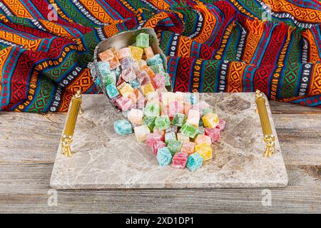 Assortiment de délices turcs sur un plateau en cuivre avec un verre de thé. Beaucoup de délices turcs doux colorés dans un bol traditionnel argenté pour des gâteries de vacances. l Banque D'Images