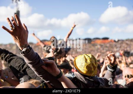 Copenhague, Festival Tag 1, Kopenhagen, 19.06.2024 Crowdsurfer beim Copenhagen Metal-Festival im Klverparken Camping Kopenhagen, Dänemark. DAS Festival findet vom 19.-22. Juni 2024 statt. Kopenhagen Klverparken Camping Dänemark *** Copenhagen, Festival Day 1, Copenhague, 19 06 2024 Crowdsurfer at Copenhagen Metal Festival at Klverparken Camping Copenhagen, Danemark le festival a lieu du 19 au 22 juin 2024 Copenhagen Klverparken Camping Denmark Copyright : xx Banque D'Images