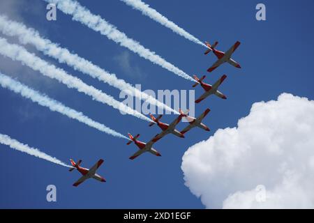 L'équipe de voltige de l'armée de l'air espagnole 'Patrulla Aguila' (EaglePatrol) survole le Palais Royal alors que le roi Felipe VI fête ses 10 ans à la tête de l'Espagne Banque D'Images