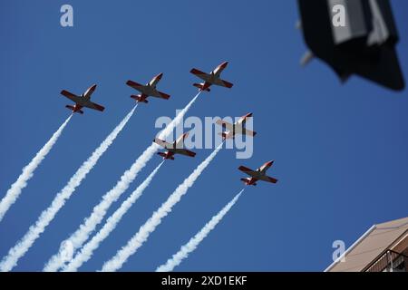 L'équipe de voltige de l'armée de l'air espagnole 'Patrulla Aguila' (EaglePatrol) survole le Palais Royal alors que le roi Felipe VI fête ses 10 ans à la tête de l'Espagne Banque D'Images