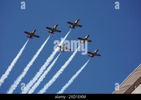 L'équipe de voltige de l'armée de l'air espagnole 'Patrulla Aguila' (EaglePatrol) survole le Palais Royal alors que le roi Felipe VI fête ses 10 ans à la tête de l'Espagne Banque D'Images