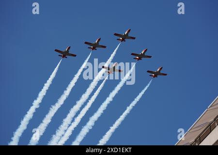 L'équipe de voltige de l'armée de l'air espagnole 'Patrulla Aguila' (EaglePatrol) survole le Palais Royal alors que le roi Felipe VI fête ses 10 ans à la tête de l'Espagne Banque D'Images