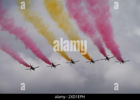 L'équipe de voltige de l'armée de l'air espagnole 'Patrulla Aguila' (EaglePatrol) survole le Palais Royal alors que le roi Felipe VI fête ses 10 ans à la tête de l'Espagne Banque D'Images