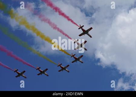 L'équipe de voltige de l'armée de l'air espagnole 'Patrulla Aguila' (EaglePatrol) survole le Palais Royal alors que le roi Felipe VI fête ses 10 ans à la tête de l'Espagne Banque D'Images