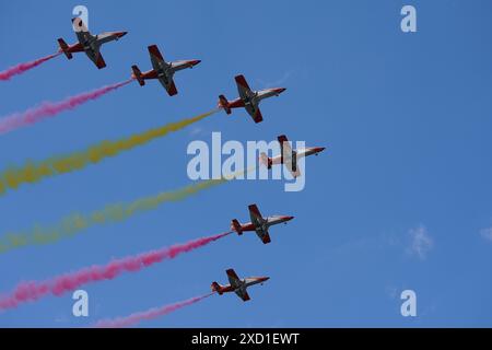 L'équipe de voltige de l'armée de l'air espagnole 'Patrulla Aguila' (EaglePatrol) survole le Palais Royal alors que le roi Felipe VI fête ses 10 ans à la tête de l'Espagne Banque D'Images