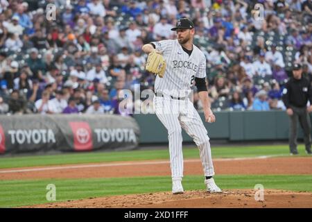 Denver CO, États-Unis. 18 juin 2024. Austin Gomber (26) lance un terrain pendant le match entre les Dodgers de Los Angeles et les Rockies du Colorado qui se tient au Coors Field à Denver Co. David Seelig/Cal Sport Medi. Crédit : csm/Alamy Live News Banque D'Images