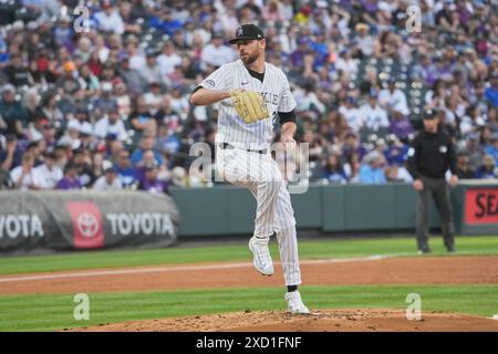 Denver CO, États-Unis. 18 juin 2024. Austin Gomber (26) lance un terrain pendant le match entre les Dodgers de Los Angeles et les Rockies du Colorado qui se tient au Coors Field à Denver Co. David Seelig/Cal Sport Medi. Crédit : csm/Alamy Live News Banque D'Images