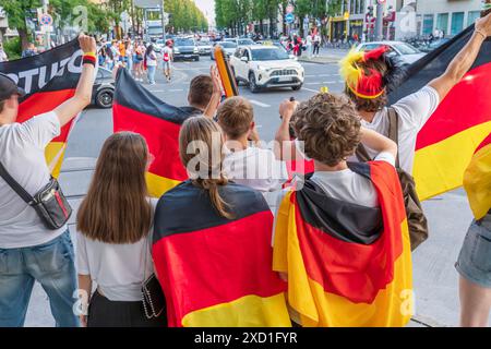 Junge Fußballfans feiern den deutschen SIEG im Spiel gegen Ungarn, schwenken Deutschlandfahnen an der Leopoldstraße, Fußball-EM, München, 19. Juni 2024 Deutschland, München, 19. Juni 2024, Fußballfans feiern den deutschen SIEG im Spiel gegen Ungarn, schwenken Deutschlandfahnen un der Leopoldstraße, Sommermärchen, Deutschland gegen Ungarn endete 2:0, Fußball-EM, UEFA EURO 2024, Fußball-Europameisterschaft, Fußball, sport, *** les jeunes fans de football célèbrent la victoire allemande dans le match contre la Hongrie, agitant les drapeaux allemands sur Leopoldstraße, Championnat d'Europe de football, Munich, 19 juin 2024 GE Banque D'Images