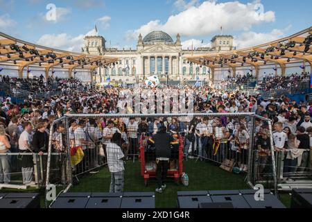 19 juin 2024, Berlin, Allemagne : alors que l'Allemagne affrontait la Hongrie dans le match de l'UEFA EURO 2024 d'aujourd'hui le 19 juin 2024, des milliers de fans se sont rassemblés dans les zones emblématiques du Reichstag et de la porte de Brandebourg pour encourager leur équipe nationale. La foule animée, agitant des drapeaux allemands et chantant à l'unisson, a créé une atmosphère festive qui illustre la passion et le soutien des fans de football allemands. Le Championnat d'Europe de l'UEFA 2024, officiellement connu sous le nom d'UEFA EURO 2024, est la 17e édition du tournoi et est accueilli par l'Allemagne du 14 juin au 14 juillet.Â au Reichstag, le siège de la p allemande Banque D'Images