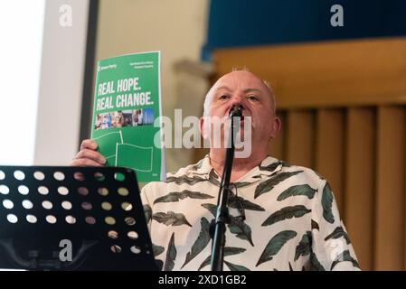 Belle vue Baptist Church, Southend on Sea, Essex, Royaume-Uni. 19 juin 2024. Les principaux candidats se présentant pour la circonscription se sont réunis aux Hustings pour présenter leurs manifestes et répondre aux questions du public. Cette circonscription et ses limites antérieures de Southend East sont conservatrices depuis sa formation en 1950. 2024 candidats dont Simon Cross (Parti Vert). Avec manifeste Banque D'Images