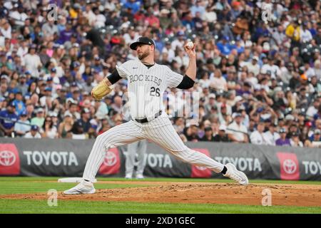 Denver CO, États-Unis. 18 juin 2024. Austin Gomber (26) lance un terrain pendant le match entre les Dodgers de Los Angeles et les Rockies du Colorado qui se tient au Coors Field à Denver Co. David Seelig/Cal Sport Medi. Crédit : csm/Alamy Live News Banque D'Images