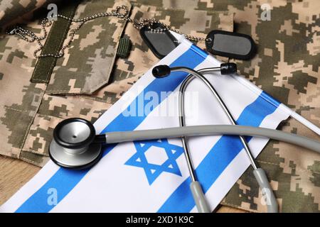 Stéthoscope, drapeau d'Israël, étiquettes et uniforme militaire sur table, gros plan Banque D'Images