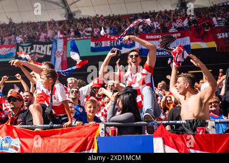 Hambourg, Allemagne. 19 juin 2024. Les fans de football croates vus sur les tribunes lors du match de l'UEFA Euro 2024 dans le groupe B entre la Croatie et l'Albanie au Volksparkstadion à Hambourg. Crédit : Gonzales photo/Alamy Live News Banque D'Images