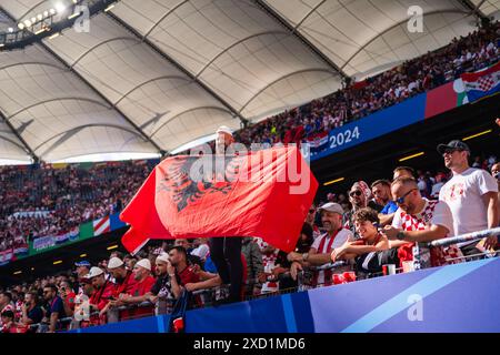 Hambourg, Allemagne. 19 juin 2024. Les fans de football albanais vus sur les tribunes lors du match de l'UEFA Euro 2024 dans le groupe B entre la Croatie et l'Albanie au Volksparkstadion à Hambourg. Crédit : Gonzales photo/Alamy Live News Banque D'Images