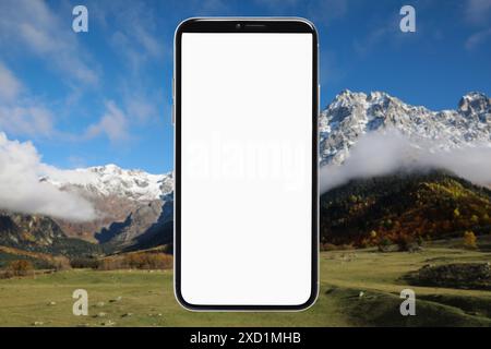 Téléphone portable avec écran vide contre paysage de montagne. Espace pour le design Banque D'Images