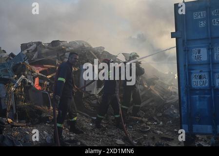 Un incendie se déclare à Koropi près d'Athènes les pompiers jettent de l'eau pour extirper le feu dans un conteneur à Koropi près d'Athènes. Athènes Grèce Copyright : xNicolasxKoutsokostasxNicolasxKoutsokostasx DSC 202406190368 Banque D'Images