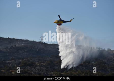 Incendie à Koropi près d'Athènes Un hélicoptère de lutte contre les incendies jette de l'eau pour extingush le feu de forêt à Koropi près d'Athènes. Athènes Grèce Copyright : xNicolasxKoutsokostasxNicolasxKoutsokostasx DSC 202406190752 Banque D'Images