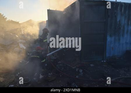 Un incendie se déclare à Koropi près d'Athènes les pompiers jettent de l'eau pour extirper le feu dans un conteneur à Koropi près d'Athènes. Athènes Grèce Copyright : xNicolasxKoutsokostasxNicolasxKoutsokostasx DSC 202406190522 Banque D'Images