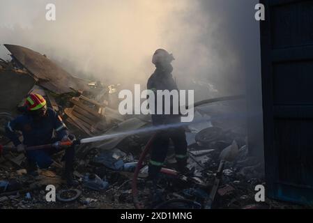 Un incendie se déclare à Koropi près d'Athènes les pompiers jettent de l'eau pour extirper le feu dans un conteneur à Koropi près d'Athènes. Athènes Grèce Copyright : xNicolasxKoutsokostasxNicolasxKoutsokostasx DSC 202406190479 Banque D'Images