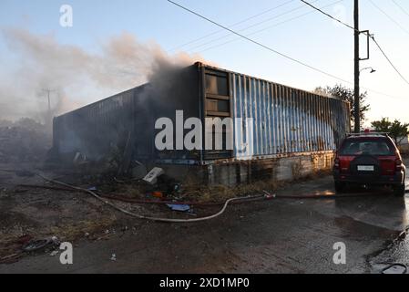 Incendie à Koropi près d'Athènes Un conteneur est en feu près de l'incendie de forêt à Koropi près d'Athènes. Athènes Grèce Copyright : xNicolasxKoutsokostasxNicolasxKoutsokostasx DSC 202406190580 Banque D'Images