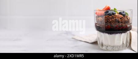 Dessert savoureux avec granola, yaourt, confiture et baies sur table en marbre blanc. Conception de bannière avec espace pour le texte Banque D'Images