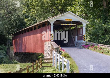 Pont couvert de Mercers Mill situé dans le comté de Lancaster PA Banque D'Images