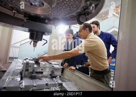 Professeur et étudiants font leur centre de formation usinage 3 axes, mécanique appliquée, Tecnun, École d'ingénierie de Saint-Sébastien, Université de Navar Banque D'Images