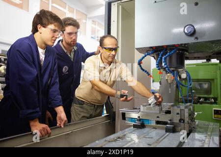 Professeur et étudiants font leur centre de formation usinage 3 axes, mécanique appliquée, Tecnun, École d'ingénierie de Saint-Sébastien, Université de Navar Banque D'Images