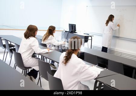 Enseignant et étudiants en formation scolaire Tecnun, École d'ingénieurs de Saint-Sébastien, Université de Navarre, Donostia, Gipuzkoa, pays Basque, Banque D'Images