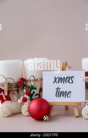 Carte de voeux avec texte TEMPS DE NOËL nouvel an et préparation de Noël. Bougies de l'Avent sur la table pendant quatre semaines. Décoration écologique faite à la main. Décoration de Noël durable. Carte postale Banque D'Images