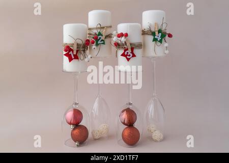 Préparation du nouvel an et de Noël. Bougies de l'Avent sur la table pendant quatre semaines. Décoration écologique faite à la main. Décoration de Noël durable. Copier l'espace Banque D'Images