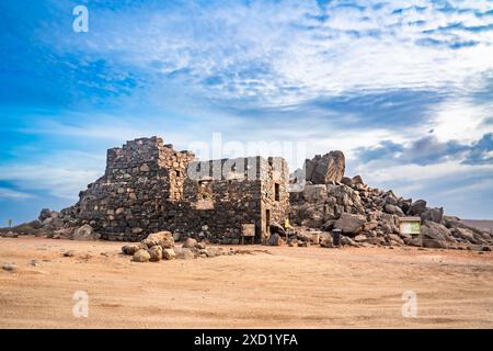 Mine historique abandonnée Bushiribana sur la plage à Aruba Banque D'Images