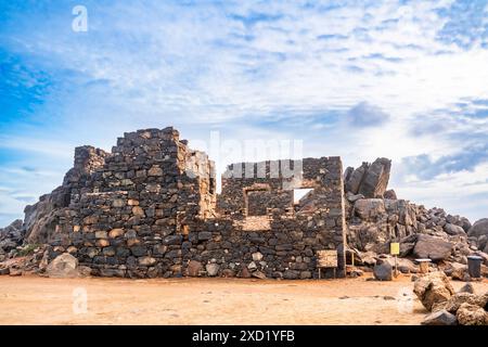 Mine historique abandonnée Bushiribana sur la plage à Aruba Banque D'Images