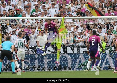 Stuttgart, Allemagne. 19 juin 2024. Jonathan Tah (Allemagne)Peter Gulacsi (Hongrie) lors du match UEFA Euro Allemagne 2024 entre Allemagne 2-0 Hongrie au Stuttgart Arena le 19 juin 2024 à Stuttgart, Allemagne. (Photo de Maurizio Borsari/AFLO) crédit : Aflo Co. Ltd./Alamy Live News Banque D'Images